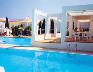 Imagen de la piscina del Hotel APARTHOTEL ENTREPLAYAS. Foto 4