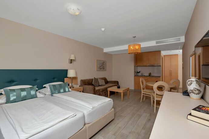 Imagen general del Hotel APARTHOTEL FLORA, Tucepi. Foto 4