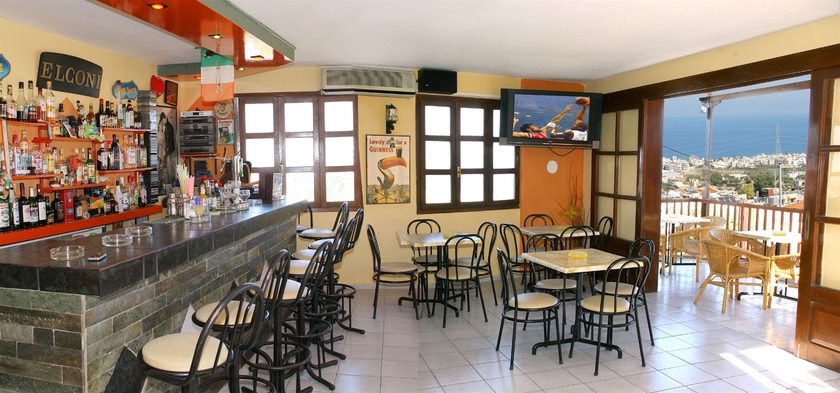 Imagen del bar/restaurante del Hotel APARTMENTS ELGONI. Foto 4