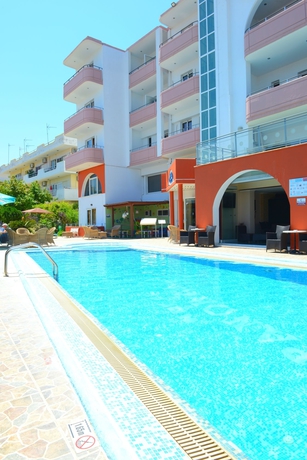 Imagen de la piscina del Hotel APARTMENTS PANORAMA. Foto 16