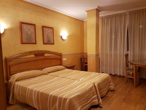 Imagen de la habitación del Hotel APH Infanta Mercedes, La Ba&ntilde;eza. Foto 19