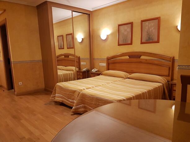 Imagen general del Hotel APH Infanta Mercedes, La Ba&ntilde;eza. Foto 6