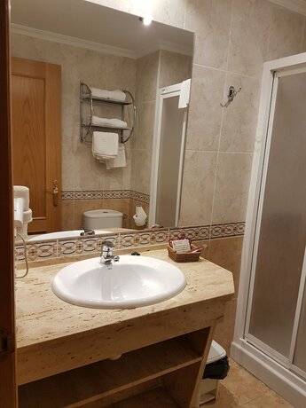 Imagen general del Hotel APH Infanta Mercedes, La Ba&ntilde;eza. Foto 9