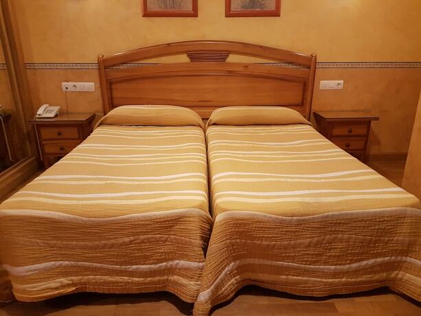 Imagen de la habitación del Hotel APH Infanta Mercedes, La Ba&ntilde;eza. Foto 20