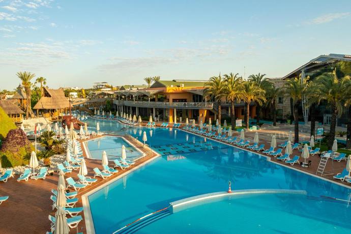 Imagen general del Hotel AQI Pegasos World. Foto 4
