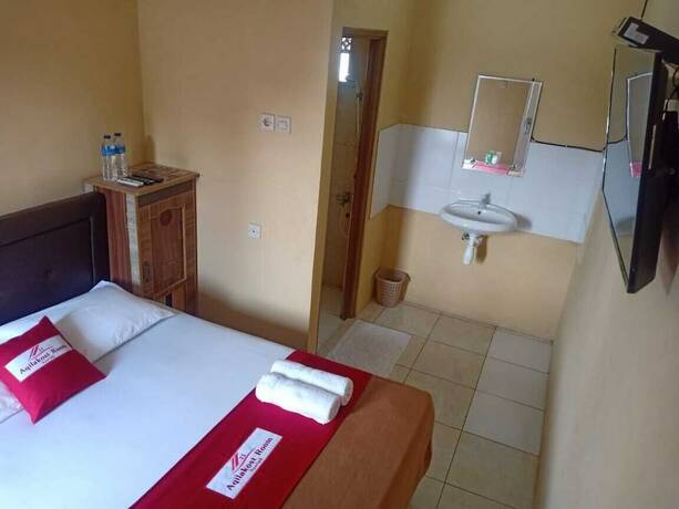 Imagen de la habitación del Hotel AQILAKOST n CAFE Gadog Puncak. Foto 18