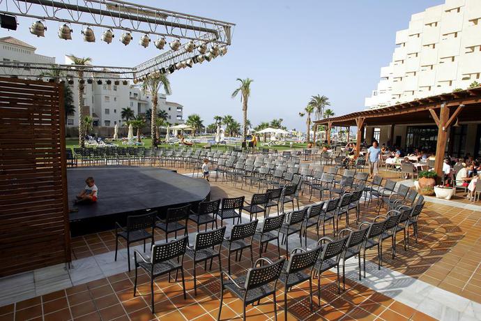 Imagen de los exteriores del Hotel AR Almerimar. Foto 8