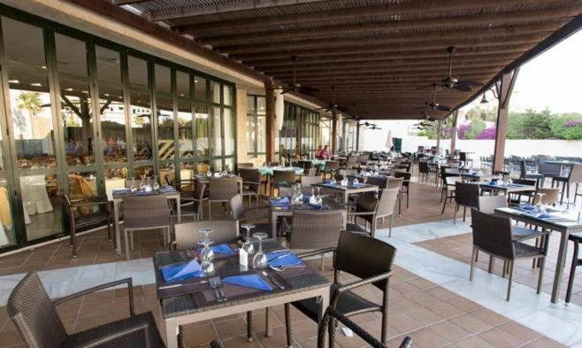 Imagen del bar/restaurante del Hotel AR Almerimar. Foto 5