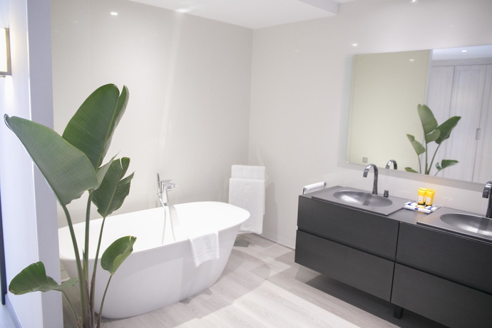 Imagen de la habitación del Hotel AR Golf Almerimar. Foto 3