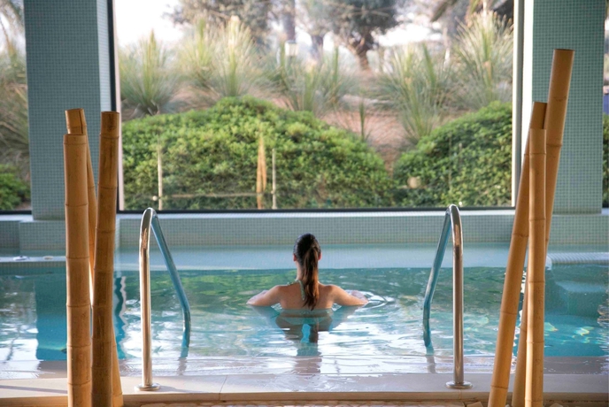 Imagen de la piscina del Hotel AR Golf Almerimar. Foto 16