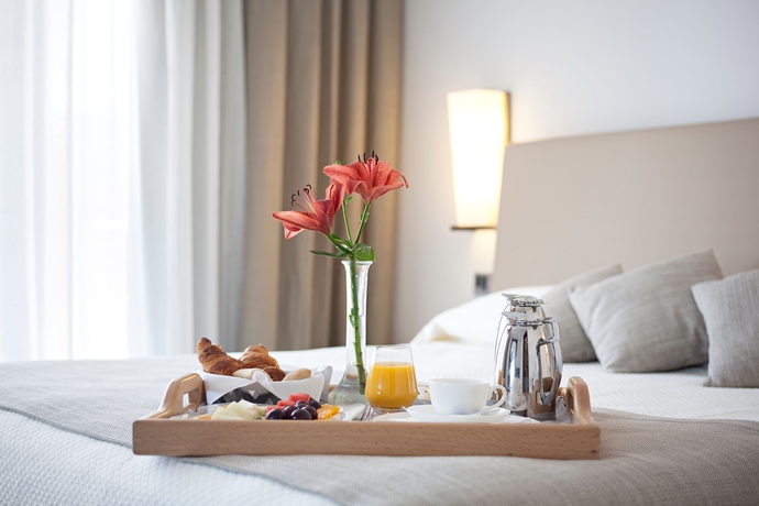 Imagen de la habitación del Hotel AR Golf Almerimar. Foto 4