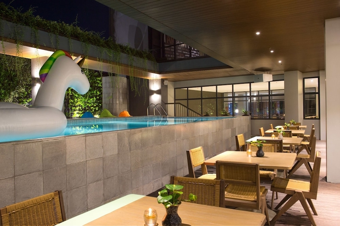 Imagen de la piscina del Hotel ARTOTEL Yogyakarta. Foto 18