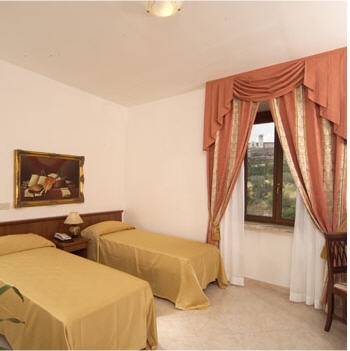 Imagen general del Hotel ASSISI GARDEN. Foto 2