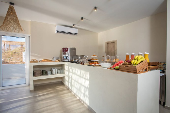 Imagen del bar/restaurante del Hotel ATMA BEACH ROOMS and SUITES. Foto 2