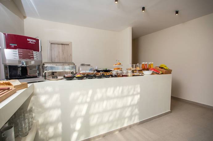 Imagen del bar/restaurante del Hotel ATMA BEACH ROOMS and SUITES. Foto 3