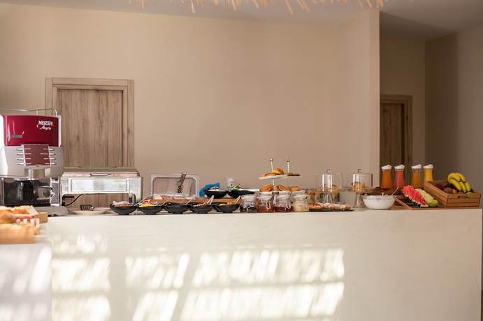 Imagen del bar/restaurante del Hotel ATMA BEACH ROOMS and SUITES. Foto 4