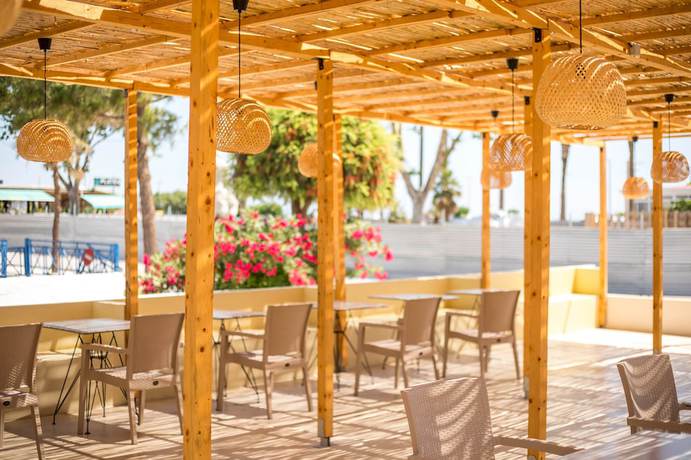 Imagen del bar/restaurante del Hotel ATMA BEACH ROOMS and SUITES. Foto 5
