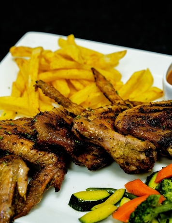 Imagen del bar/restaurante del Hotel AURA SUITES, DAR ES SALAAM. Foto 5