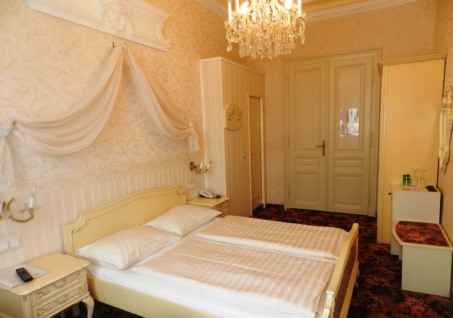 Imagen de la habitación del Hotel AVIANO PENSION. Foto 5