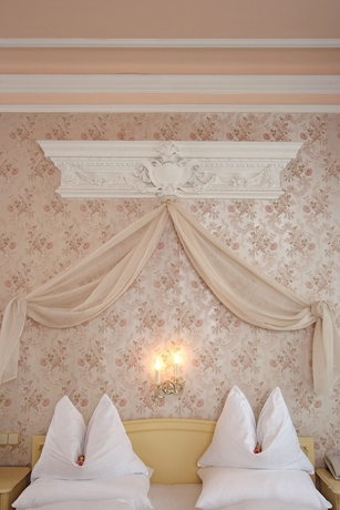 Imagen de la habitación del Hotel AVIANO PENSION. Foto 6