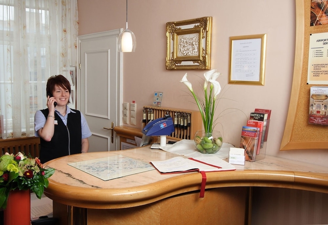 Imagen de los interiores del Hotel AVIANO PENSION. Foto 19