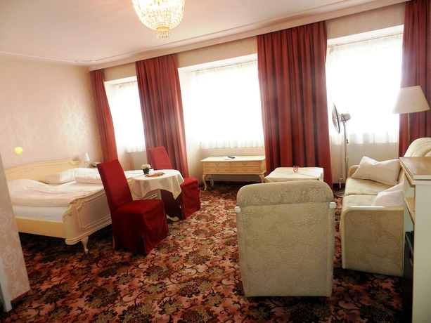 Imagen de la habitación del Hotel AVIANO PENSION. Foto 7