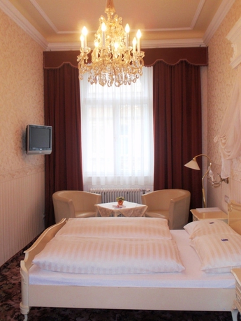 Imagen de la habitación del Hotel AVIANO PENSION. Foto 8