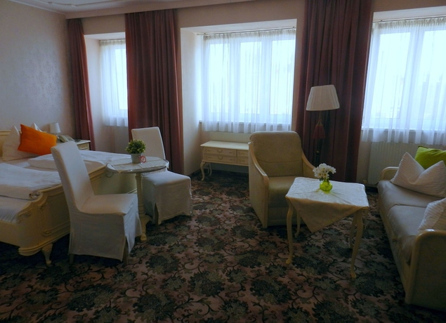 Imagen de la habitación del Hotel AVIANO PENSION. Foto 16