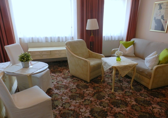 Imagen de la habitación del Hotel AVIANO PENSION. Foto 17