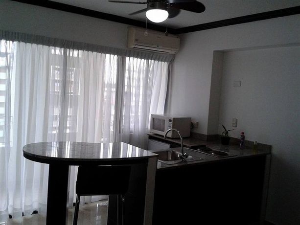 Imagen de la habitación del Hotel AZ Suites. Foto 6