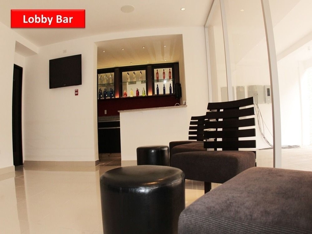Imagen del bar/restaurante del Hotel AZ Suites. Foto 4