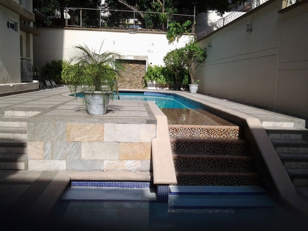 Imagen de la piscina del Hotel AZ Suites. Foto 16