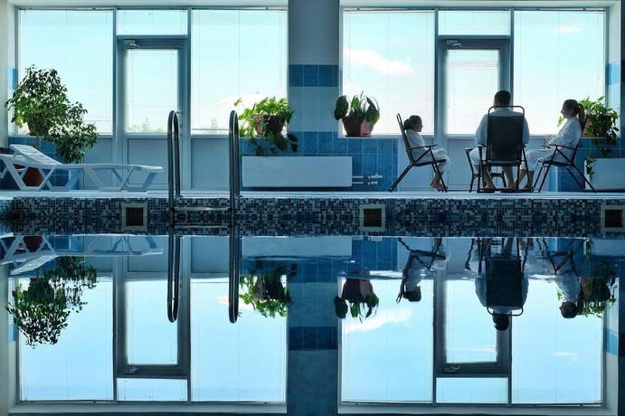 Imagen de la piscina del Hotel AZIMUT Volga Astrakhan. Foto 17