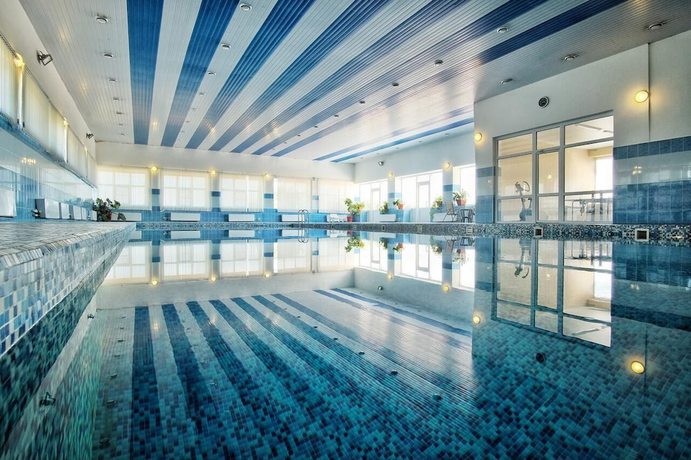 Imagen de la piscina del Hotel AZIMUT Volga Astrakhan. Foto 20