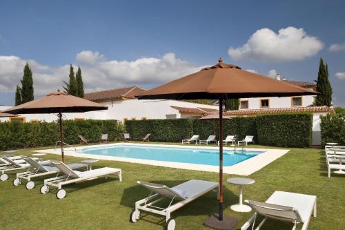 Imagen de la piscina del Hotel AZZ Castellar Hacienda El Alcornocal. Foto 10
