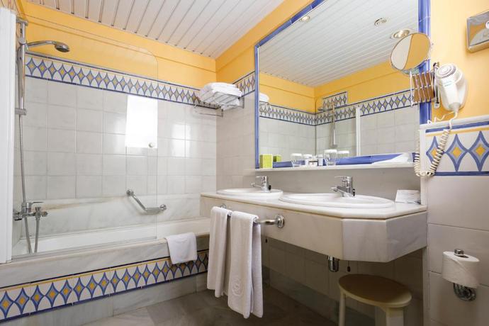 Imagen de la habitación del Hotel AZZ Guadacorte Campo de Gibraltar. Foto 9