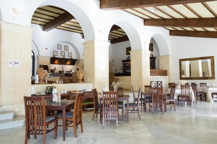 Imagen del bar/restaurante del Hotel AZZ Guadacorte Campo de Gibraltar. Foto 2