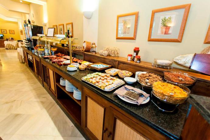 Imagen del bar/restaurante del Hotel AZZ Guadacorte Campo de Gibraltar. Foto 4