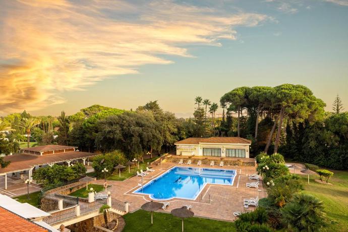 Imagen de la piscina del Hotel AZZ Guadacorte Campo de Gibraltar. Foto 19