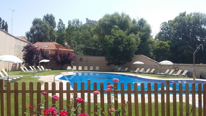 Imagen de la piscina del Hotel AZZ Peñafiel Las Claras Spa. Foto 18