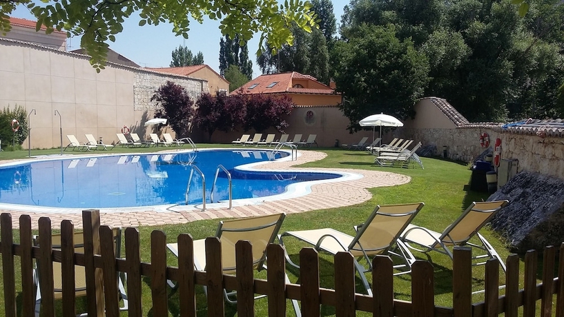 Imagen de la piscina del Hotel AZZ Peñafiel Las Claras Spa. Foto 19
