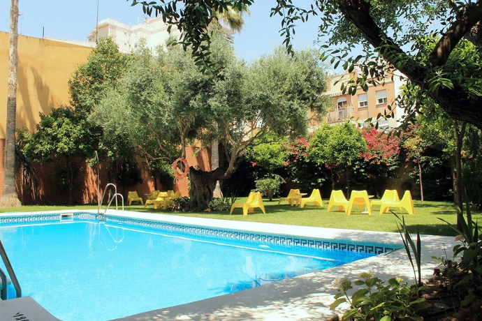 Imagen de la piscina del Hotel Aacr Monteolivos. Foto 16