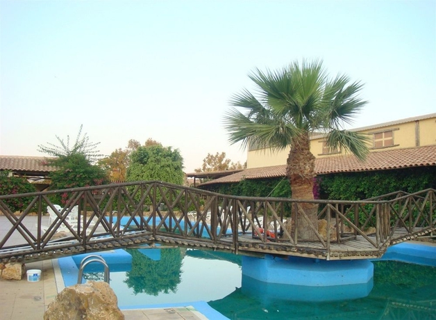 Imagen de la piscina del Hotel Águilas Resort. Foto 7