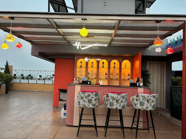 Imagen del bar/restaurante del Hotel Aaditri Inn. Foto 5