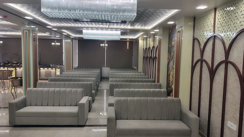 Imagen de los interiores del Hotel Aaditri Inn. Foto 15