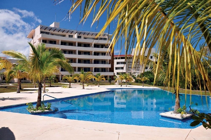 Imagen de la piscina del Hotel Aak-bal All Suite Resort. Foto 11