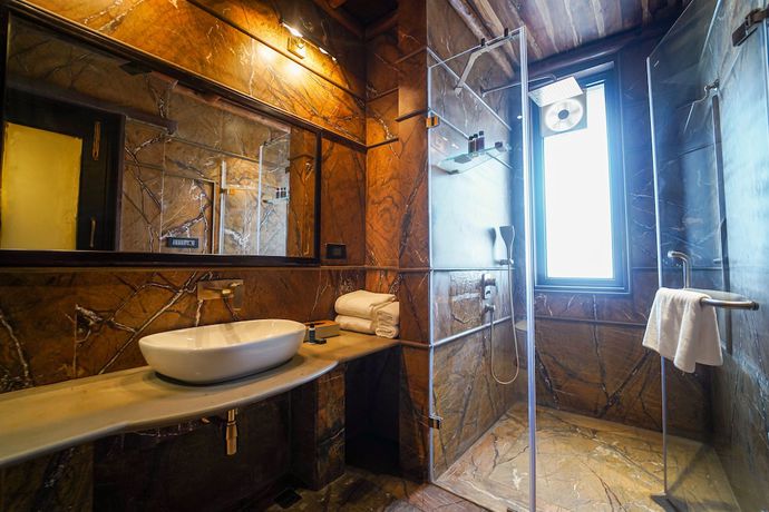 Imagen de la habitación del Hotel Aamaghati Wildlife Resort. Foto 14