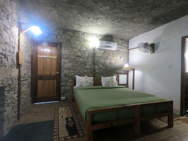 Imagen de la habitación del Hotel Aamod Monolith Resort Bhimtal. Foto 14