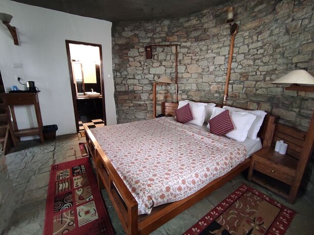 Imagen de la habitación del Hotel Aamod Monolith Resort Bhimtal. Foto 17