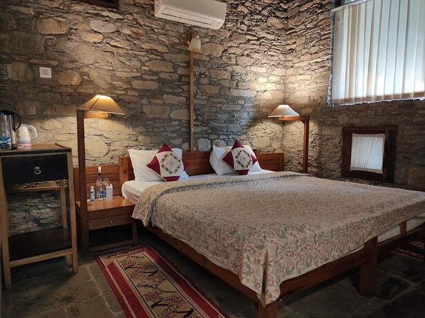 Imagen de la habitación del Hotel Aamod Monolith Resort Bhimtal. Foto 19